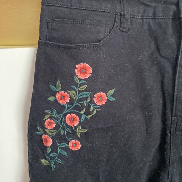 Black Velour pants with flower stitchings, from Twik (exclusively at Simon’s) - Picture 2 of 3